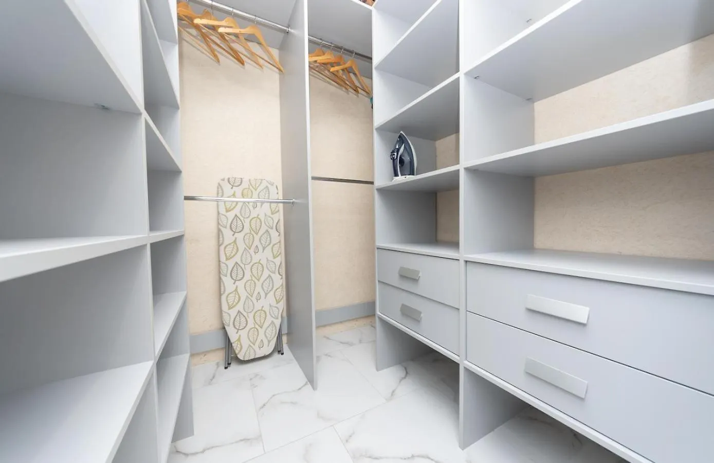 Apartment Солнечные Просторные Апартаменты Метро Минская Kyiv